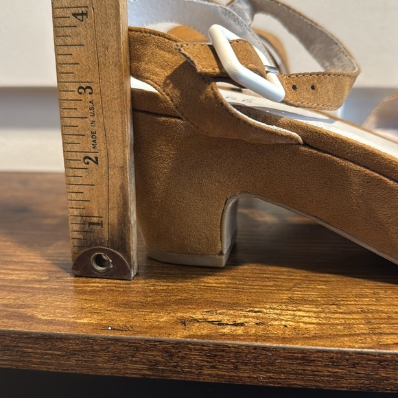 André Assous Womens  Sandals (Shoes size 40) or USA 8 1/2  tan and white stripe - Picture 9 of 11